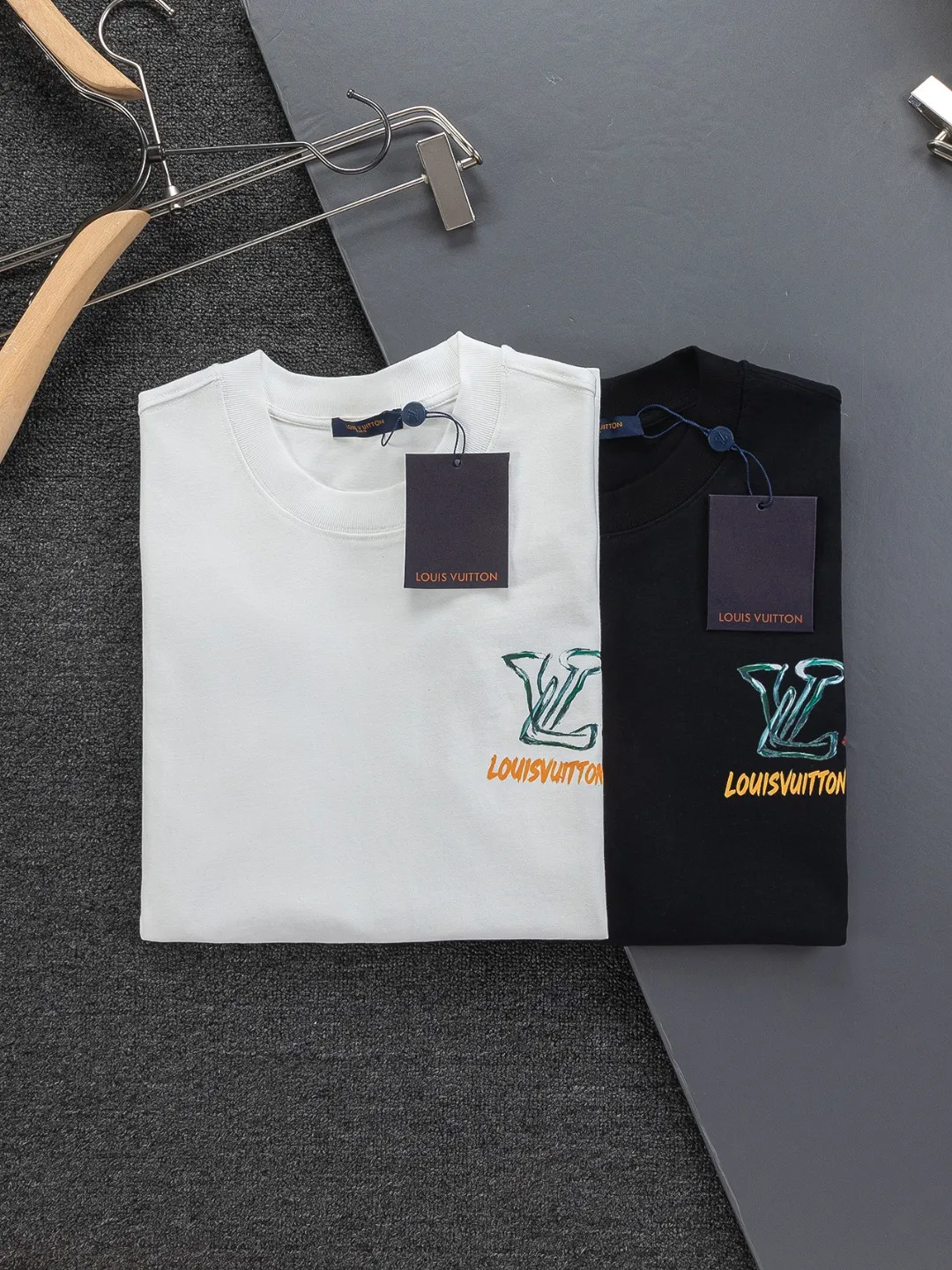 🅿️190 Louis Vuitton 1V LV lv slightly wide version S-XL LV 26ss new products are available at counters simultaneously. Multiple craftsmanship. Small graffiti letter logo on the chest + large graffiti letters logo printing on the back. Round neck short-sleeved T-shirt, same style for men and women! Consigned to one-to-one creation. Synchronized with the official website, pure cotton fabrics at the counter! It is close to the skin and comfortable, durable and easy to wear. It has a classic and simple logo design and meticulous original craftsmanship. Short-sleeves, a must-have item for men, do not appear to be the same for the general public, but must be unique and eye-catching. This LV short-sleeve is all about quality, comfort, the same shape and fashion as always, including fabrics and cutting techniques. All of them have been made with great effort! 320 grams of washed pure cotton fabric, pure cotton is breathable, very refreshing and comfortable for daily wear. The rib knitting on the neckline is smooth and tight, and the neckline will not be skewed if you toss it at will. The loose version, you will find that it looks really good on the upper body. The overall is minimalist and neat, super versatile for daily use! Pair it casually with a pair of pants for a youthful look. A T-shirt will make your outfit crazy. It is a fashionable item that can never go wrong! Color: Black White Size: S-XL Size chart: S: Shoulder width 50-Bust 56-Length 70 M: Shoulder width 52-Bust 57-Length 72 L: Shoulder width 54-Bust 59-Length 74 XL: Shoulder width 56-Bust 62-Length 76